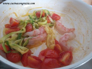 spaghetti di zucchine gamberi